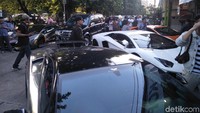 Pagi ini, Hotman Paris, Raffi Ahmad dan keluarga, Rudy Salim, serta beberapa pencinta Lamborghini ngopi bareng di daerah Kelapa Gading. Foto: Ruly Kurniawan
