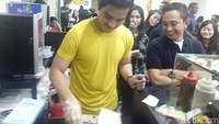 Goreng pisang? Siapa takut? Kaesang juga luwes goreng nugget sampai memberi topping dan menyajikan buat pembeli. Gorengnya gratis, nugget pisangnya tetap bayar, ungkapnya. Foto: Ibnu Munsin