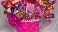 Masih berisi snack dan camilan, buket makanan yang satu ini dilengkapi dengan balon dan kartu ucapan. Selamat Hari Valentine Foto: Istimewa