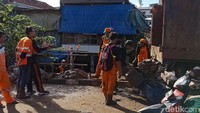 Foto: Pantauan detikcom di RT 01/RW 03, Sabtu (10/2/2018), pukul 07.40 WIB, sebagian sampah itu telah sudah ditepikan oleh warga dan Pasukan Oranye. Ada sejumlah karung yang kotor oleh lumpur. Fotografer: Eva/detikcom
