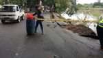 Foto: Waspada! Ruas Jalan di Pangkep Sulsel Longsor