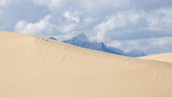 Foto: Daerah ini jadi daya tarik tersendiri bagi wisatawan, terutama pendaki gunung yang ingin melihat sendiri keanehan alam di sini. (rsbratsk/Instagram) Foto: Daerah ini jadi daya tarik tersendiri bagi wisatawan, terutama pendaki gunung yang ingin melihat sendiri keanehan alam di sini. (rsbratsk/Instagram)