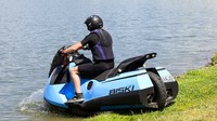 Dengan mengusung mesin dua silinder milik BMW K1300 inline berkapasitas 1.293cc, mesin skuter ini akan mampu menyemburkan 55 tenaga kuda dan mampu berlari 80 mph atau setara dengan 136 km/jam di atas aspal. Tapi lain urusan saat berada di atas air. Skuter ini akan merasakan ketangguhan dual-jet technology yang mampu berlari 37 mph atau setara 59 km/jam. Foto: Pool