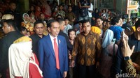 Presiden Jokowi datang sekitar pukul 14.38 WIB, tentunya dengan pengawalan Paspampres. Foto: Farhan/detikcom