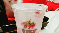 Sirop mawar dengan kuntum mawar kering disajikan dengan es. Warnanya merah dadu, romantis dan manis ya!Foto: Instagram Billy Angel Cake Company
