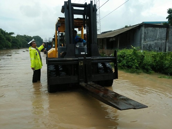 Polisi Alihkan Kendaraan ke Anyer dan Cilegon via Jalur Alternatif