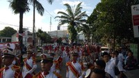 Foto: Lalin sempat tersendat karena marching band Partai Gerindra berhenti di tengah jalan untuk pertunjukan. Fotografer: Gibran Maulana Ibrahim/detikcom
