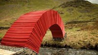 Jembatan tersebut dibuat oleh seniman asal Inggris bernama Steve Messam pada 2015. Istimewa/gizmodo.