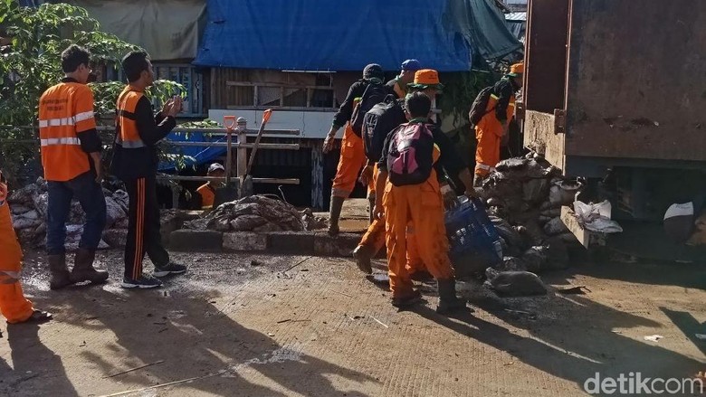 300 Petugas Berjibaku Bersihkan Sampah Sisa Banjir di Kampung Pulo 300 Petugas Berjibaku Bersihkan Sampah Sisa Banjir di Kampung Pulo