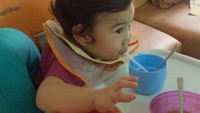 Lucu deh, ini waktu Annabel masih balita. Tapi udah bisa minum pakai sedotan. Si cerdas anabel.., tulis Asrid di akun Instagramnya. Foto: Instagram Astrid Tiar