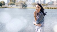 Saat tersenyum, kecantikan Whulan pun semakin tampak. Siapa yang tidak dibuat jatuh hati olehnya (@whulandary/Instagram)