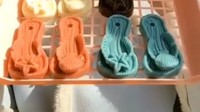 Coklat versi sandal jepit! Benar-benar mirip sendal jepit yang dijual di pasar, ya. Foto: Instagram @imunsu1995