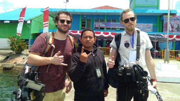 Warga yang berfoto dengan wisman Jerman