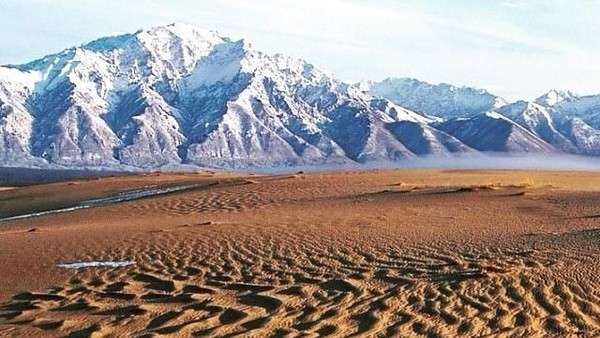 Foto: Sekitar 40 km dari Gunung Kodar, kawasan Trans-Baikal, Pegunungan Siberia, Rusia, ada sebuah pemandangan tidak biasa. Gurun pasir seluas 37 km2 menjadi potret kontras di antara putihnya salju yang menutupi pegunungan, inilah Chara Sands atau Gurun Pasir Chara. (biletdv_ru/Instagram)