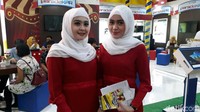 Ada juga SPG berhijab yang menawan hati para pengunjung.