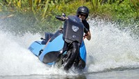 Meski memiliki bodi skuter alias skutik, motor matik ini bisa juga dikendarai di atas air layaknya jetski. Foto: Pool