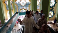 Foto: Anies juga menyapa setiap jemaah. Kegiatan ini mengusung tema Semangat Persaudaraan Membangun Indonesia Penuh Berkah. Fotografer: Kanavino/detikcom