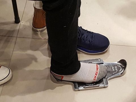 Pernah Salah Ukuran Saat Beli Sepatu si Kecil Nggak, Bun?