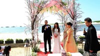 Keduanya bertukar janji suci dengan disaksikan oleh keluarga dan teman-teman dekat. (Foto: Palevi S)