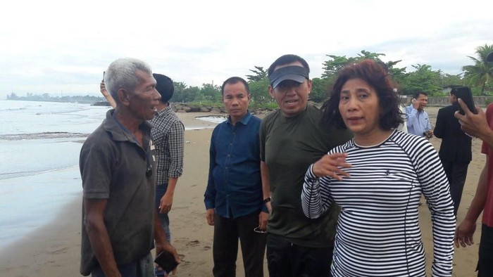 Begini Aksi Susi Lepas Anak Penyu saat Berkunjung ke Padang