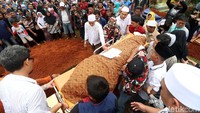 Jenazah diangkat menuju liang lahat.
