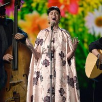 Gaun Katy Perry juga pernah disebut mirip gorden oleh netizen. Kritikan tertuju pada gaun pink bermotif bunga dari Dolce & Gabbana yang membungkus tubuh Katy di acara The Night That Changed America: A Grammy Salute to The Beatles` 2014 silam. Foto: Dok. Getty Images