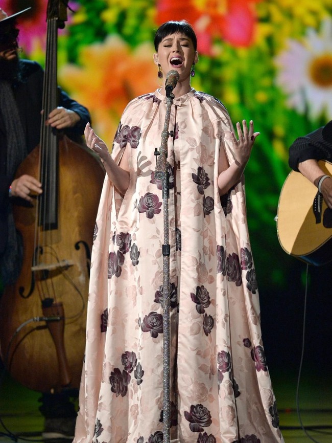 Gaun Katy Perry juga pernah disebut mirip gorden oleh netizen. Kritikan tertuju pada gaun pink bermotif bunga dari Dolce & Gabbana yang membungkus tubuh Katy di acara The Night That Changed America: A Grammy Salute to The Beatles` 2014 silam. Foto: Dok. Getty Images