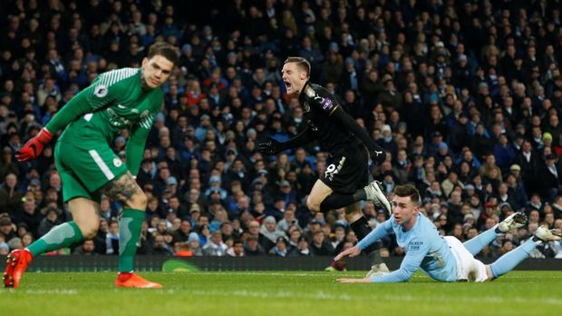 Jamie Vardy mencetak gol balasan setelah melewati adangan dua pemain Manchester City.