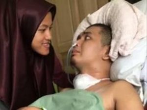 Kisah Haru! Wanita Ini Rela Jaga Suami yang Tak Berdaya Karena Kecelakaan