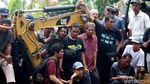 Ribuan Warga Lepas Korban Kecelakaan Maut ke Peristirahatan Terakhir