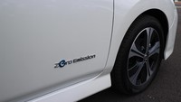 Nissan Leaf merupakan mobil listrik. Karenanya, mobil ini tak mengeluarkan emisi sama sekali. Foto: Dina Rayanti