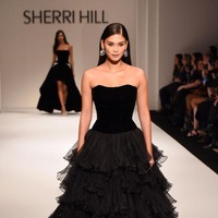Ini merupakan penampilan kedua Pia Wurtzbach di runway New York Fashion Week. Sebelumnya, ia juga pernah melenggang di ajang fashion bergengsi ini pada 2016. Foto: Getty Images