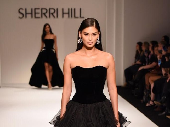 Ini merupakan penampilan kedua Pia Wurtzbach di runway New York Fashion Week. Sebelumnya, ia juga pernah melenggang di ajang fashion bergengsi ini pada 2016. Foto: Getty Images