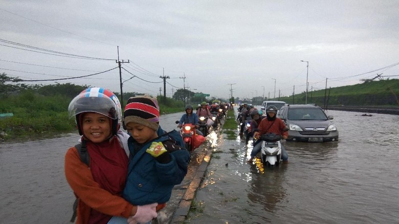 Hujan Deras Banjiri Jalan Raya Porong Lama, Banyak Motor Mogok Hujan Deras Banjiri Jalan Raya Porong Lama, Banyak Motor Mogok