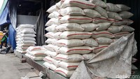 Di Pasar Induk Cipinang, harga beras sudah naik sejak Januari.