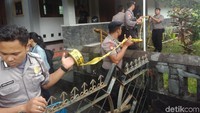 Usai olah TKP, polisi masih berjaga di gereja (Foto: Ristu Hanafi/detikcom)