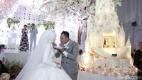 Tampak Angel Lelga dan Vicky Prasetyo saling suap-suapan. (Foto: Palevi/detikHOT)