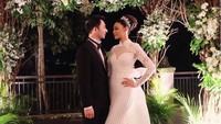 Whulandary tampil cantik mengenakan gaun putih milik Anazofficial. (Foto: dok. Instagram anazofficial)