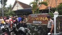 Insiden penyerangan itu terjadi pada saat jemaat sedang melaksanakan ibadah ekaristi pagi hari. Seorang pria berpedang melakukan penyerangan. Akibatnya lima orang menjadi korban dalam kejadian ini. (Foto: Dok Michael Adhi Nugroho Tri Putranta/warga)