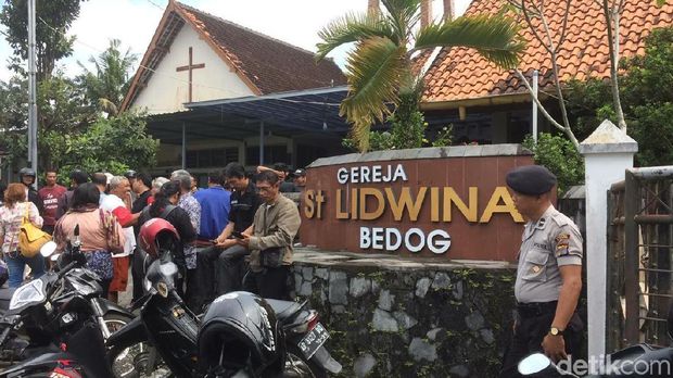 Gereja St Lidwina yang diserang /