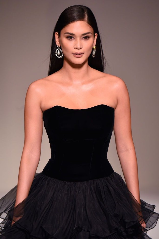 Pia Wurtzbach asal Filipina terlihat elegan dengan riasan wajah nude, serta rambut yang dibiarkan tergerai dan ditata sleek. Foto: Getty Images