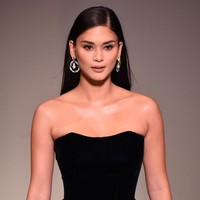 Pia Wurtzbach asal Filipina terlihat elegan dengan riasan wajah nude, serta rambut yang dibiarkan tergerai dan ditata sleek. Foto: Getty Images