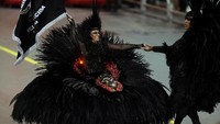 Ada yang memakai kostum serba hitam