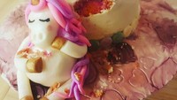 Hayo.. Ketauan lagi makan kue!  Tema kue ulang tahun ini lucu banget, kan. Foto: Istimewa