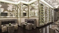 Kafe Roberto Cavalli di Tropez Italia ini begitu unik. Tempat itu memiliki desain interior yang menarik dengan meja baja melengkung yang kontras dengan pohon di tengahnya. Ada juga teras dengan kursi dan sofa yang dilapisi cetakan zebra dan jerapah. Unik ya. (Istimewa).