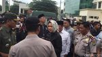 Potret Airin Tenangkan keluarga Korban Bus Maut Tanjakan Emen