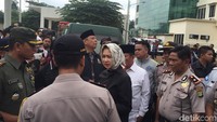Foto: Sesaat tiba, Airin menemui keluarga di sekitar ruang instalasi pemulasaraan jenazah. Keluarga korban tampak menangis dan memeluk Airin. (Saras-detikcom).