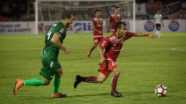 Winger Persija Riko Simanjutntak (kanan) ada dalam vidio viral pemain Persija yang diduga menghina Viking Persib. (