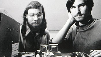 Steve Wozniak dan Steve Jobs, bermula dari sahabat dan akhirnya mendirikan Apple pada 1 April 1976. Foto: istimewa