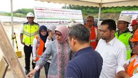 Direktur Utama PT Jasa Marga (Persero) Tbk. Desi Arryani melakukan kunjungan kerja ke proyek Jalan Tol Semarang-Batang / Foto: Jasa Marga